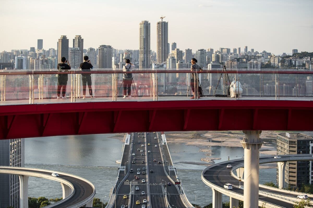 China’s Economy Revs Up Despite War as Growth Tops Forecasts - Bloomberg.com image