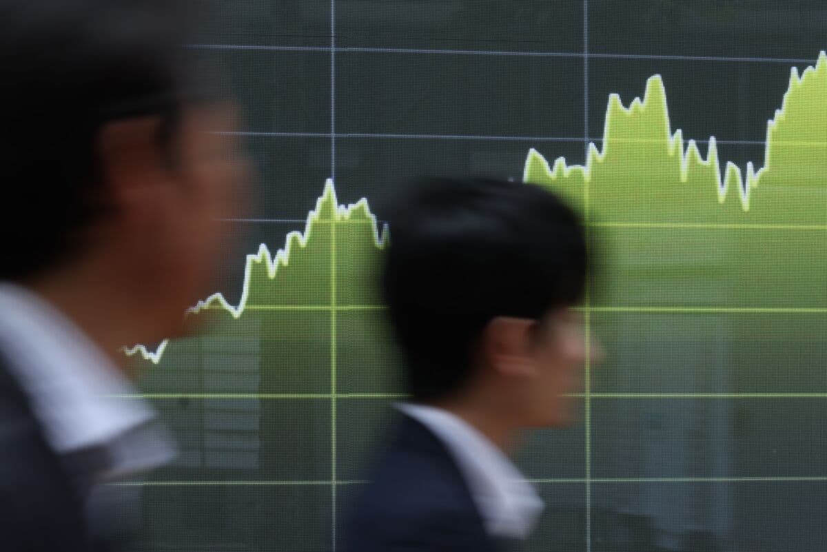 Asia Stocks to Gain, Oil Rises on US-Iran Deadlock: Markets Wrap - Bloomberg.com image