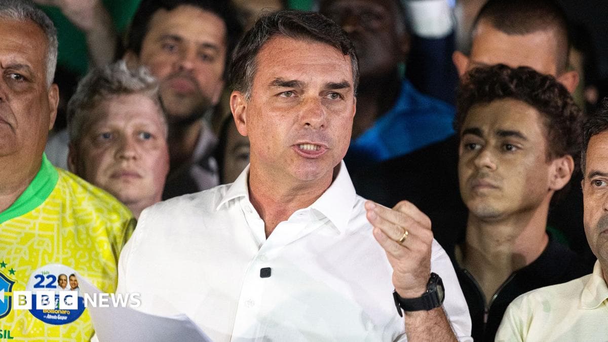 Defeated presidential candidate Flávio Bolsonaro arrives in US after Brazil cancels his passports - BBC image