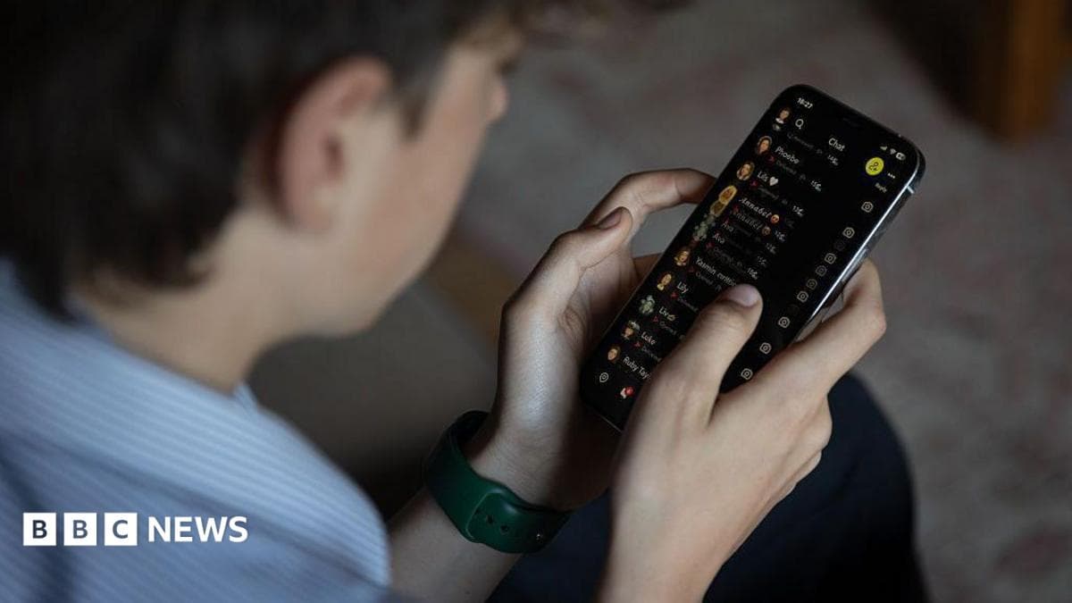 Under-16s to be banned from social media by next spring, Starmer says - BBC image
