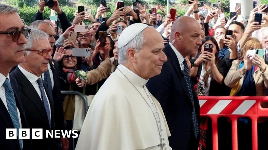 Pope diagnosed with lung cancer but had successful surgery, Vatican says - BBC image